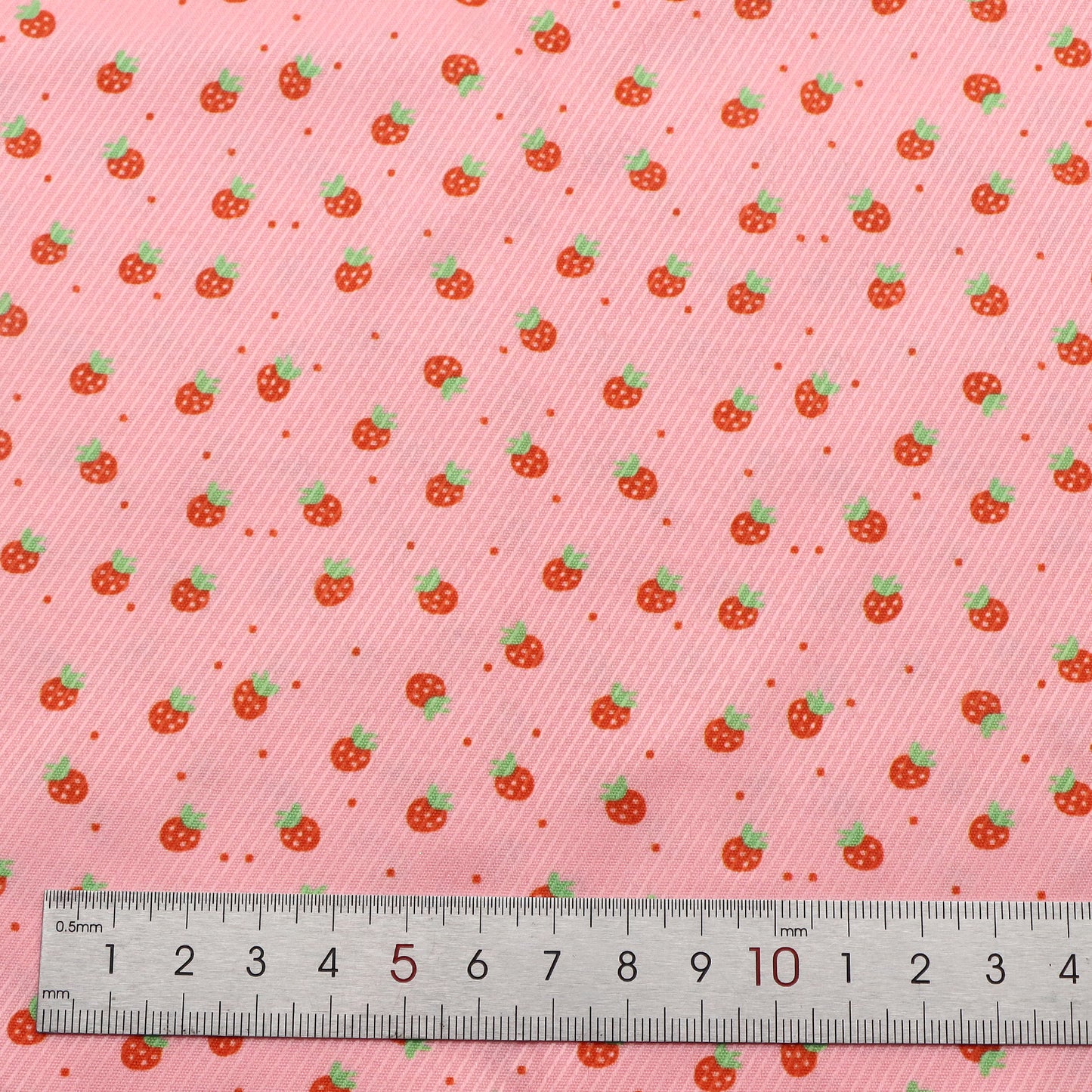 1pc Strawberry Print Twill Polyester Fabric, 59.06x19.68 inch Precut Fabric, Perfect for Party Decorations, and Craft Projects, Hair Ties, DIY Quilting & Sewing, Patchwork, Backdrop Fabric | Strawberry Pattern