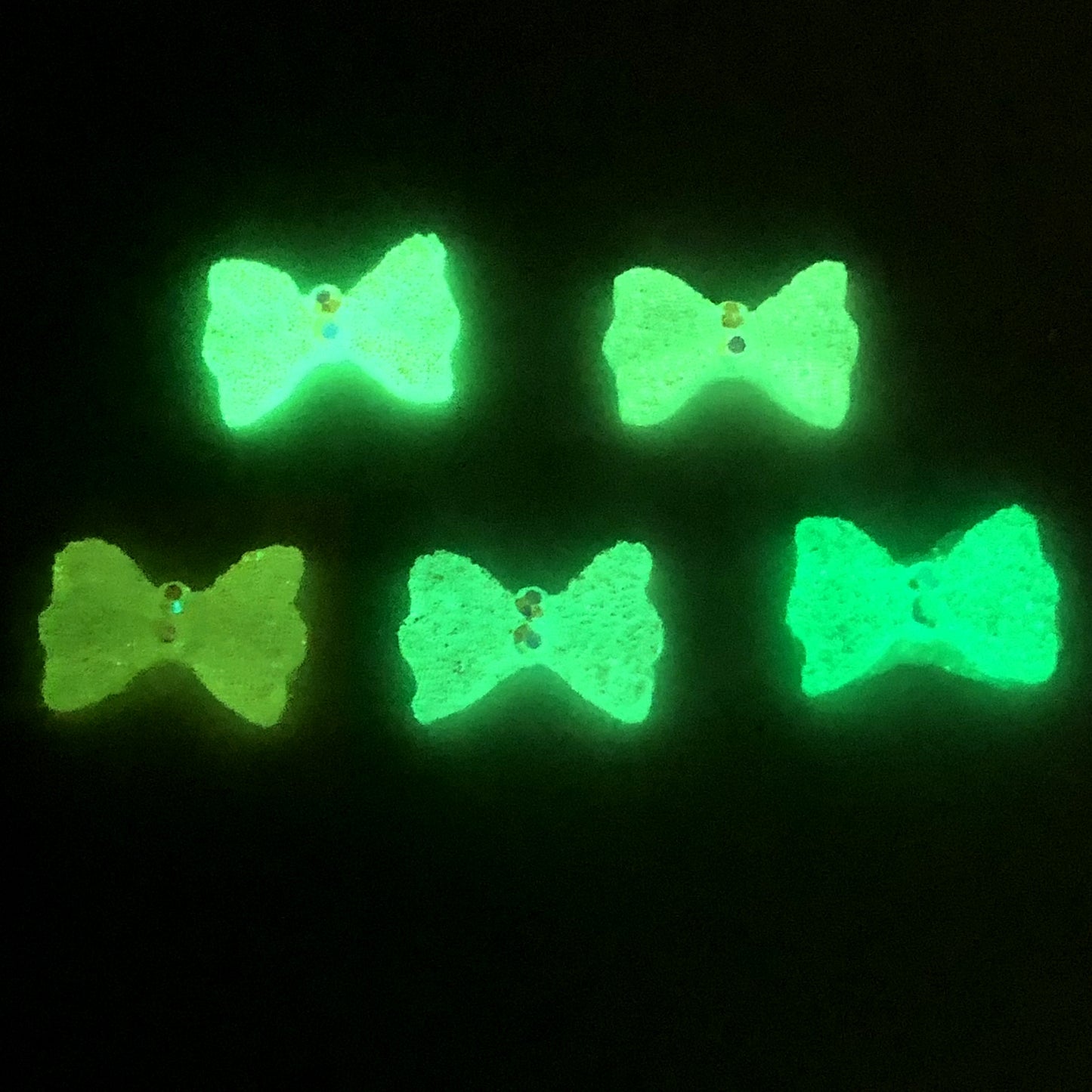 20Pcs/pack Glow in the Dark Acrylic Beads Bowknot Shaped Plain Solid Color for Jewelry Making DIY Bracelet Necklace Chain Earrings Charm Decors For Nail Art Design Crafts Jewelry Accessories