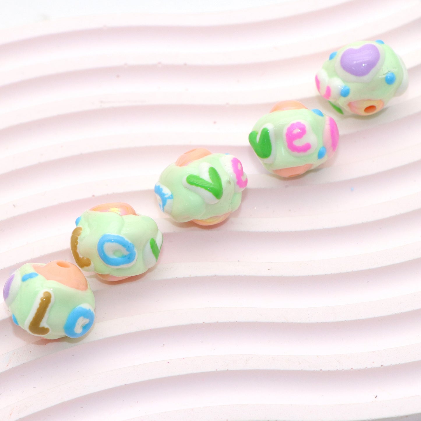 5Pcs Festive Love Heart Acrylic Beads Loose Spacer Beads for DIY Jewelry Making Accessories DIY Bracelet Necklace Chain Earrings Charm Bangle Decors Craft Pen Supplies