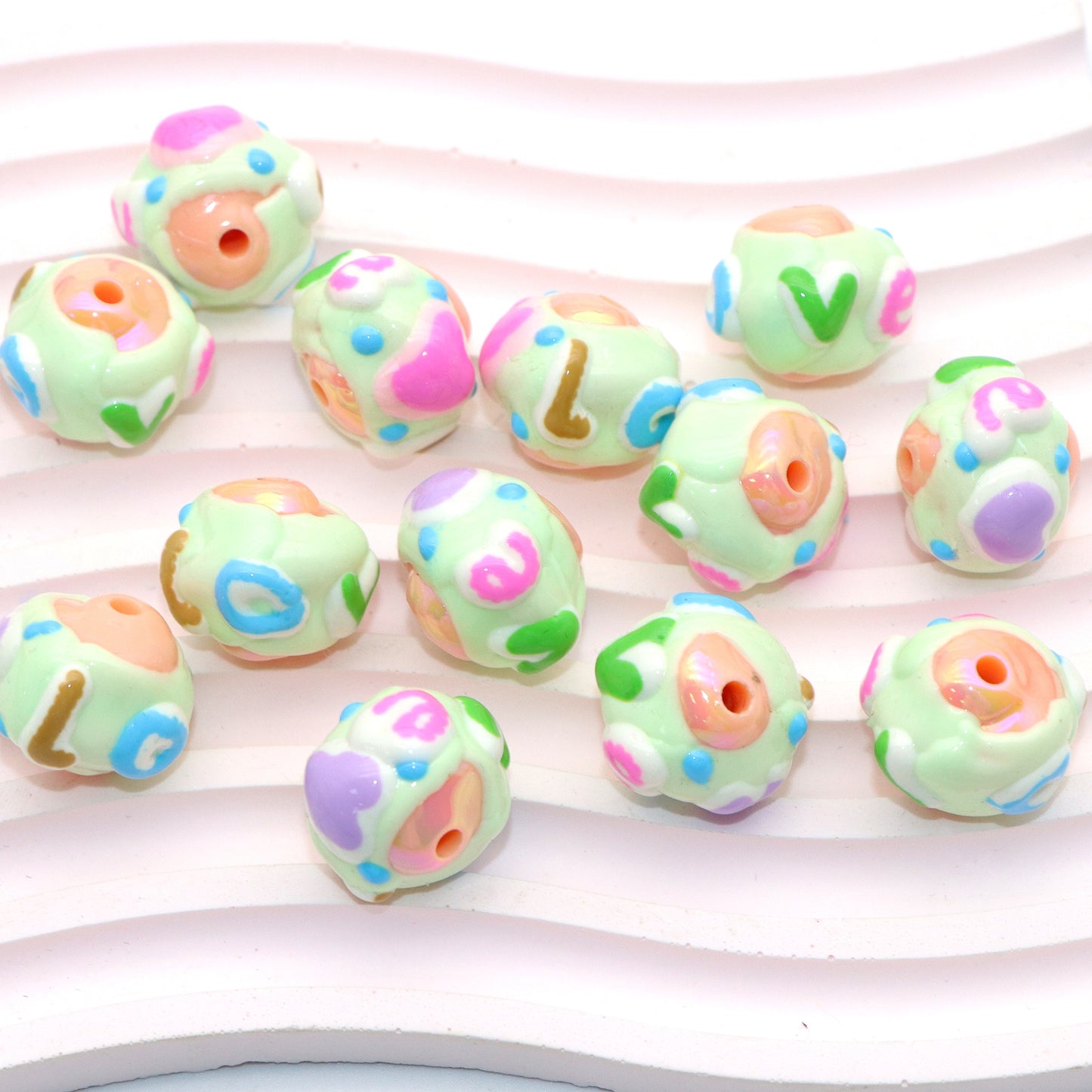 5Pcs Festive Love Heart Acrylic Beads Loose Spacer Beads for DIY Jewelry Making Accessories DIY Bracelet Necklace Chain Earrings Charm Bangle Decors Craft Pen Supplies