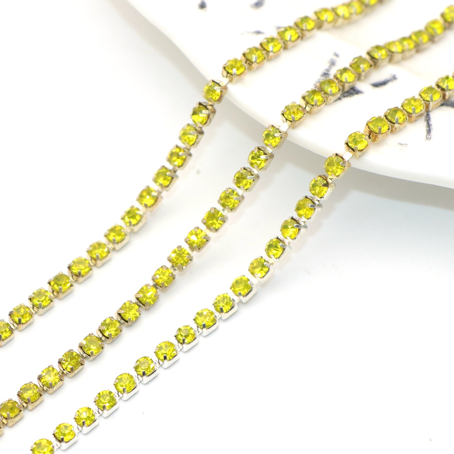 1Meter Sparkling Rhinestone Chain Beads Rhinestone Chain - Jewelry Making Chains for DIY Craft, Shoe, Clothing, Mobile Phone Case Decoration